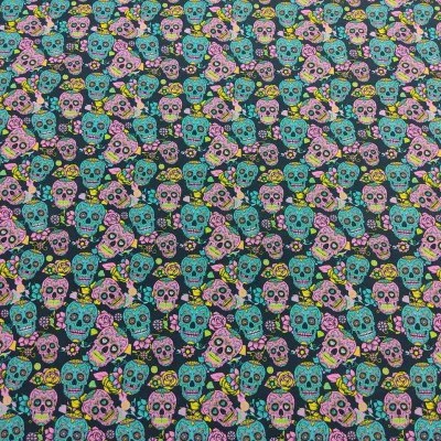 tecido colorido com padrão de caveiras e flores