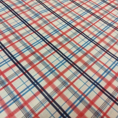 Tecido xadrez branco com linhas vermelhas, azuis e pretas