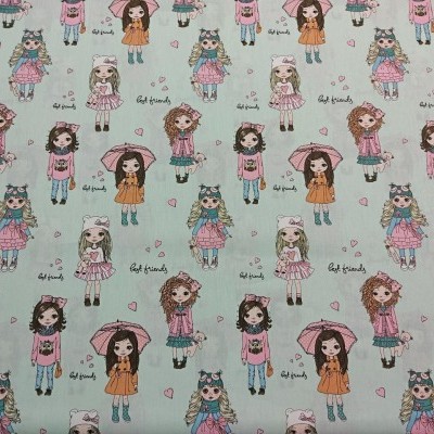 Tecido com padrão de bonecas coloridas e texto Girl friends sobre fundo azul claro