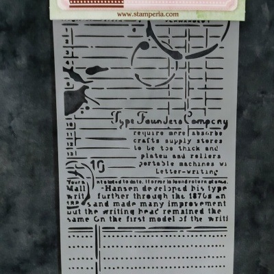 Stencil plástico branco com recortes de texto e formas géométricas em embalagem rosa e marrom