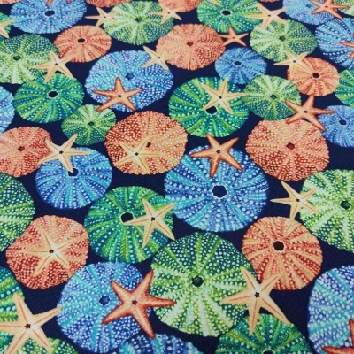 tecido estampado com ouriços-do-mar coloridos e estrelas-do-mar