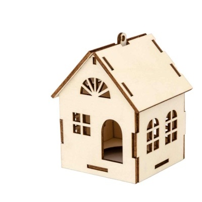 Miniatura de casa em madeira clara com janelas e porta cortadas a laser
