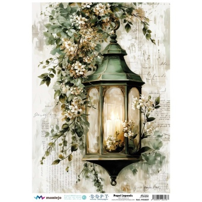 Lanterna verde metálica com velas e flores brancas decorativas