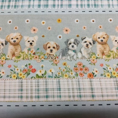 Tecido com estampado de cachorrinhos, flores e padrões xadrez em tons de azul e cinza