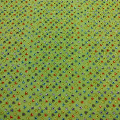 Tecido amarelo com pequenos corações coloridos repetidos