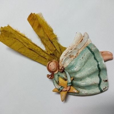 Figura decorativa boneca com vestido azul esverdeado e fitas amarelas