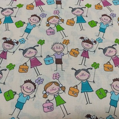 Tecido com padrão de desenhos infantis de crianças, flores e mochilas coloridas.