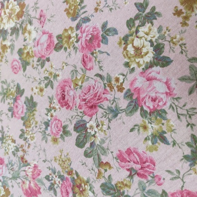 Tecido rosa claro com estampa floral vintage em rosa e verde
