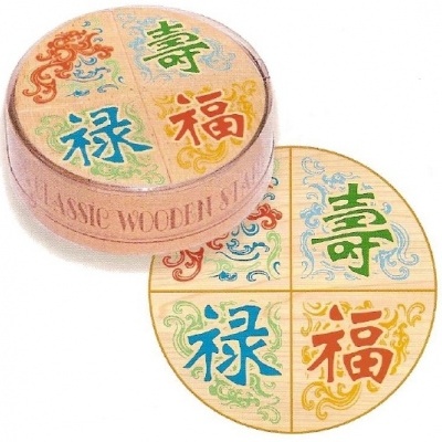 Peças de xadrez de madeira clássicas com símbolos coloridos e caixa redonda