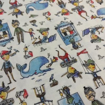 Tecido branco com padrão infantil colorido e personagens desenhados