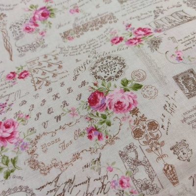 Tecido padrão vintage com flores cor-de-rosa e texto castanho