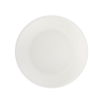 Prato branco redondo simples de cerâmica, fundo branco.