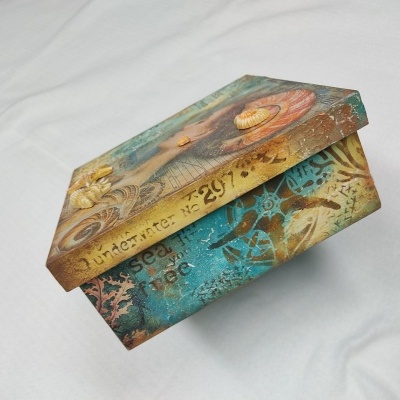 Caixa decorativa marítima azul e castanha com conchas e texto 'under water # 29'