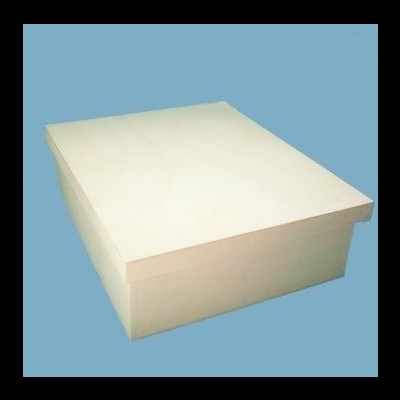 Caixa retangular creme em fundo azul claro