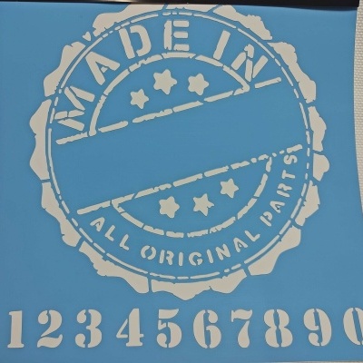 Stencil azul com texto e números em branco