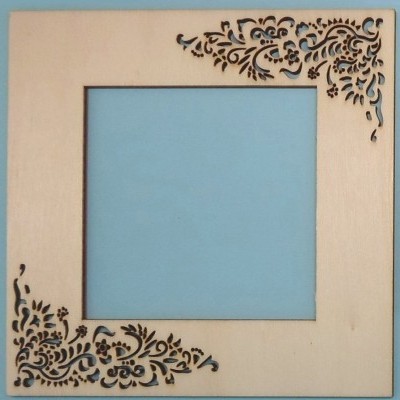 Moldura quadrada de madeira com recortes floridos nos cantos, fundo azul