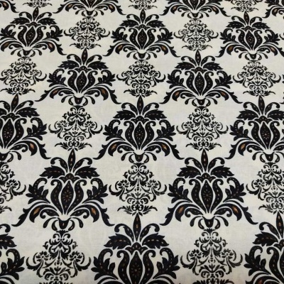 Tecido com padrão floral e arabescos em preto sobre fundo branco