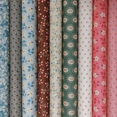 Rolos de tecido com padrões florais e várias cores