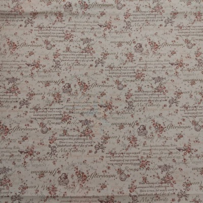 Tecido bege com padrão vintage castanho com texto e flores.