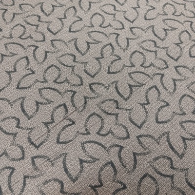 Tecido cinzento com padrão preto abstrato e textura visível