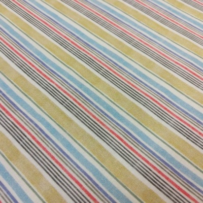 Tecido com padrão de riscas coloridas em azul, vermelho, amarelo e preto