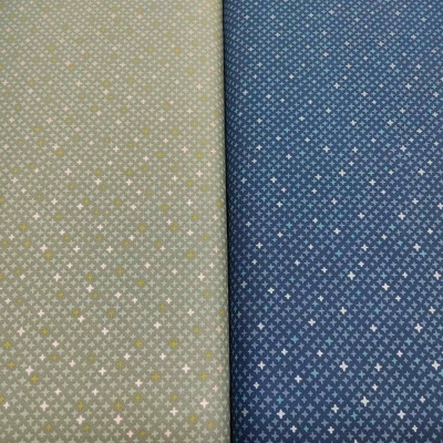 Tecidos verde claro e azul escuro com padrão de cruzes e estrelas