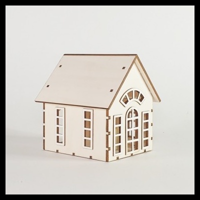 Modelo de casa decorativa em madeira clara com janelas e porta arqueada