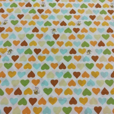 Tecido branco com padrão de corações coloridos e abelhas pequenas