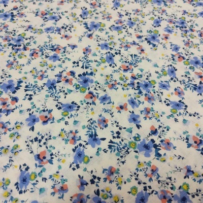 Tecido branco com padrão floral azul e lilás