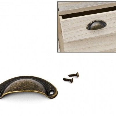 Puxador metálico envelhecido e parafusos em fundo branco com detalhe em gaveta de madeira