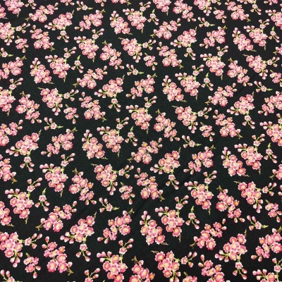 Tecido preto com padrão floral rosa e verde