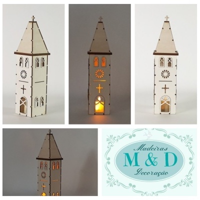 Torre de igreja decorativa em madeira clara com luz interior
