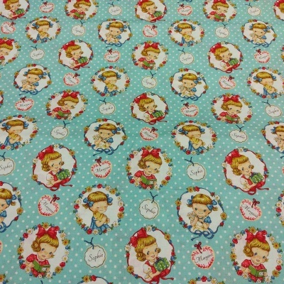 Tecido azul claro com rostos infantis e padrões florais com texto 'Sophia' e 'Je t'aime'