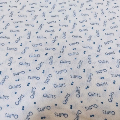 Tecido branco com padrão azul 'Quilts' e pequenos pontos azuis
