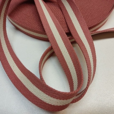 Rolo de fita de tecido rosa com duas linhas brancas sobre mesa branca