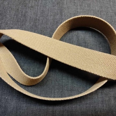 Fita de tecido bege claro sobre tecido cinza