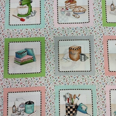 Pano de cozinha com quadrados ilustrados com utensílios e ingredientes culinários coloridos.