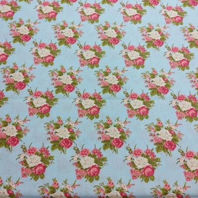 Tecido azul com flores rosa, branco e verde