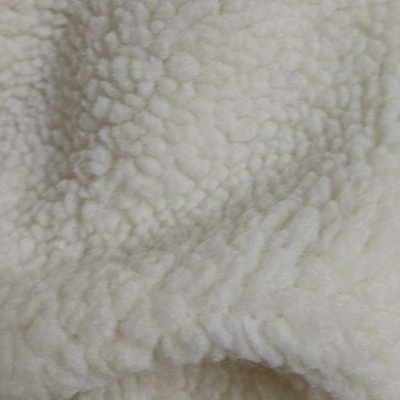tecido branco felpudo tipo lã ou sherpa