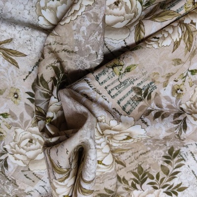 tecido floral bege com escrita manuscrita