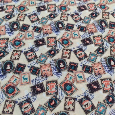 tecido com estampa de selos postais coloridos com imagens de animais e texto