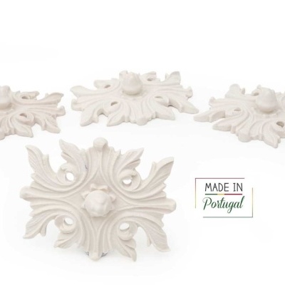 Quatro ornamentos decorativos brancos com padrão floral e selo Made in Portugal