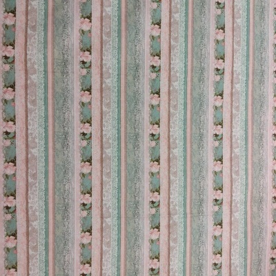 Papel de parede listrado com flores cor de rosa e padrões em renda branca.