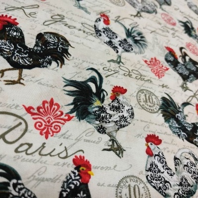 Tecido estampado com galos e frases em francês