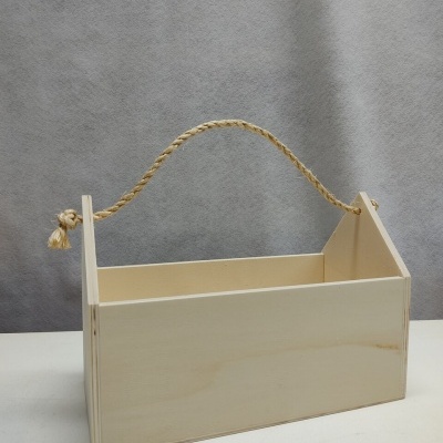 Caixa de madeira com cabo de corda sobre superfície branca