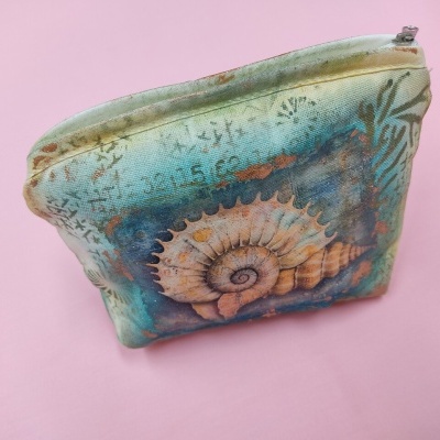 Necessaire com padrão de concha marinha em tecido azul e verde