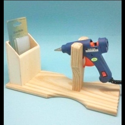 Suporte de madeira com pistola de cola quente e refil de cola