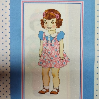 Painel tecido com ilustração menina de vestido cor-de-rosa floral e camisa azul, fundo azul com estrelas
