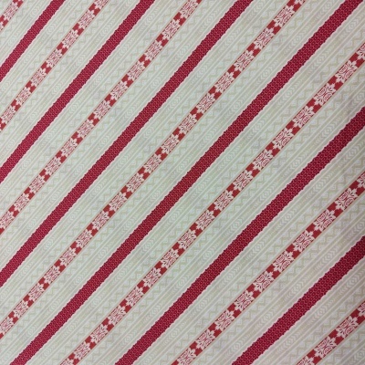 tecido com riscas diagonais vermelhas, douradas e bege com motivos florais