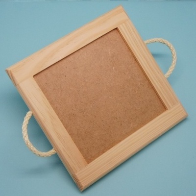 Tabuleiro quadrado de madeira com alças de corda